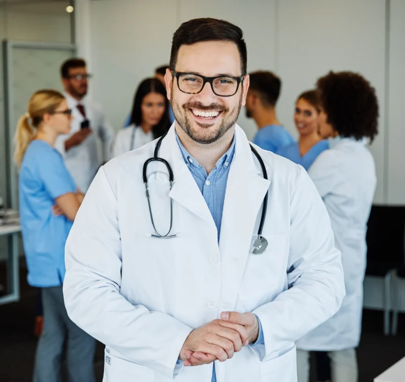 Equipo médico de gastroenterología en la clínica de Forest Hills